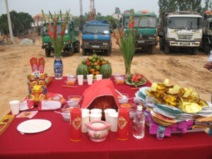 Theo quan niệm dân gian, phải làm lễ khấn vái để mọi việc thuận buồm xuôi gió