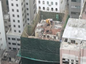 Giải pháp đưa máy xúc lên nhà cao tầng cho các dự án lớn