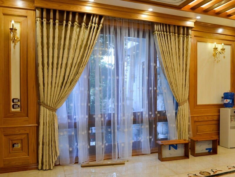 Lắp rèm ở cửa chính để tránh hung khí
