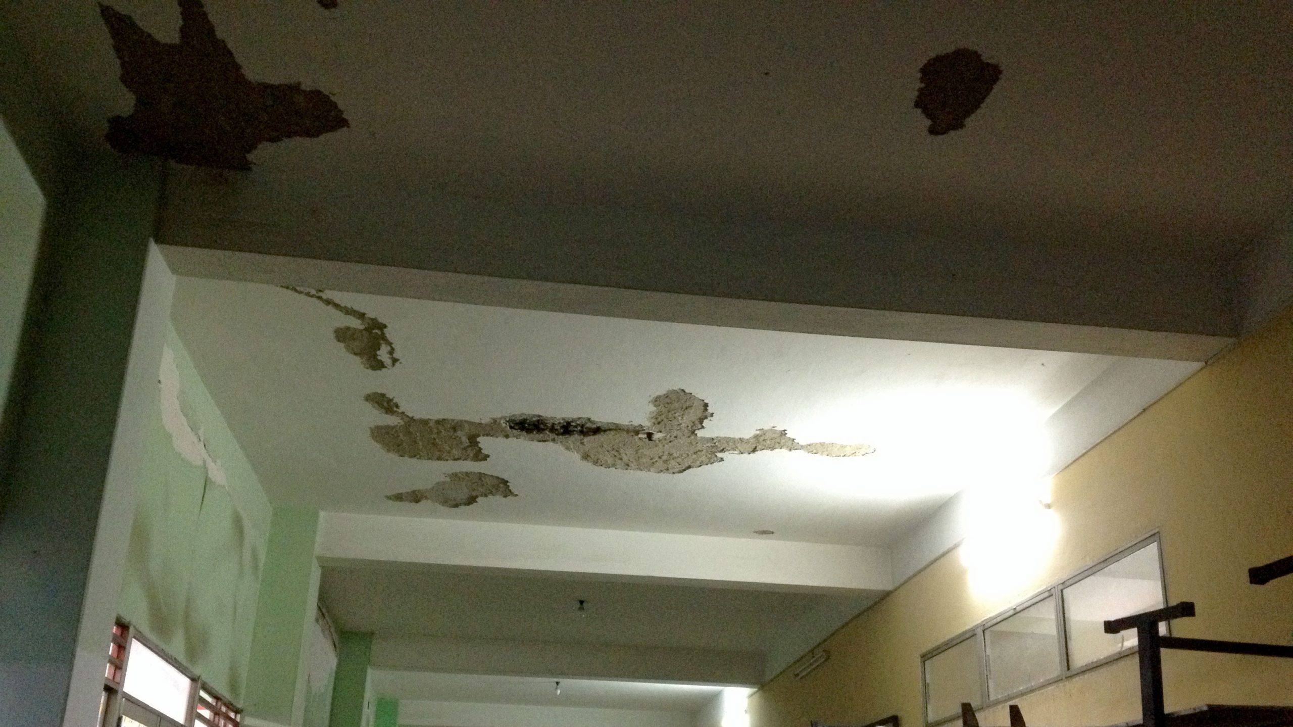 Trần nhà bong tróc sau thời gian dài