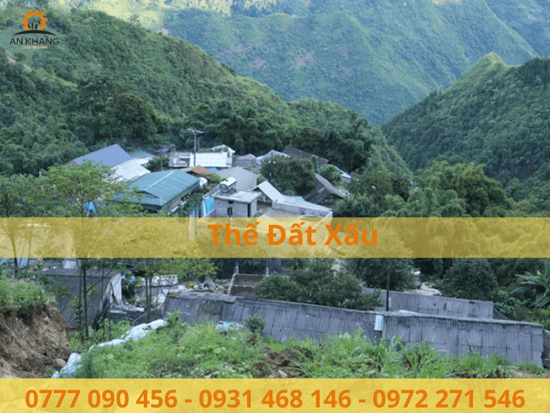 Nhà dưới triền núi đá treo