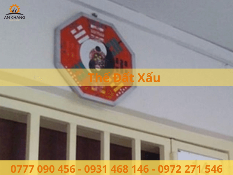 Đối diện gương bát quái nhà người khác