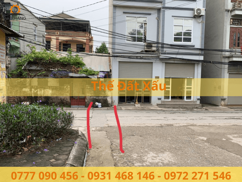 Thế đất đường đâm thẳng cửa