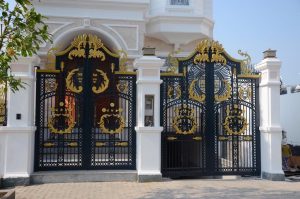 Trụ cổng vào giữa cửa nhà có sao không