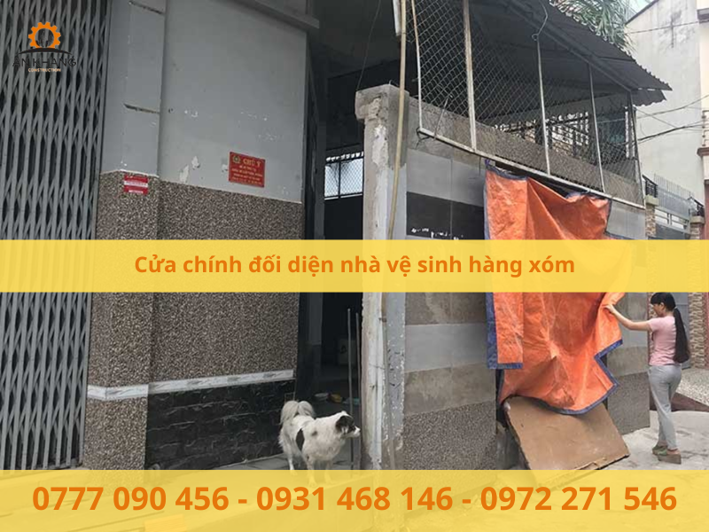 Cửa chính đối diện nhà vệ sinh hàng xóm