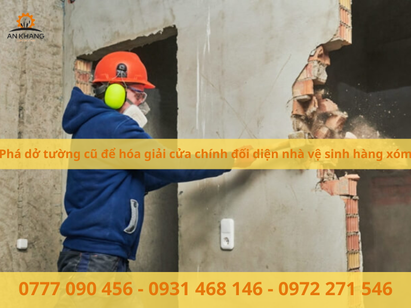 Phá dở tường cũ để hóa giải cửa chính đối diện nhà vệ sinh hàng xóm