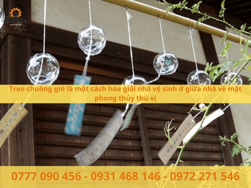 Treo chuông gió là một cách hóa giải nhà vệ sinh ở giữa nhà về mặt phong thủy thú vị