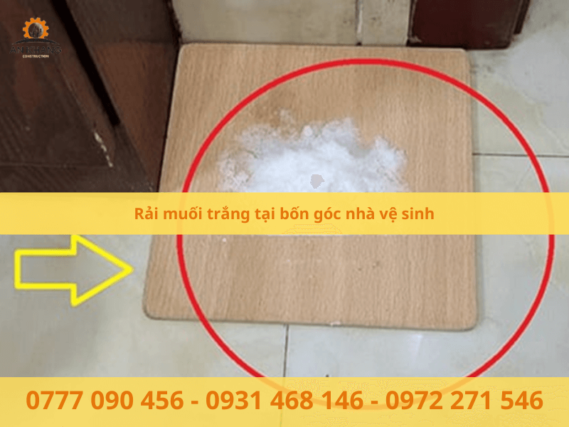 Rải muối trắng tại bốn góc nhà vệ sinh