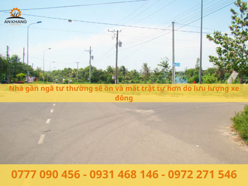 Nhà gần ngã tư thường sẽ ồn và mất trật tự hơn do lưu lượng xe đông