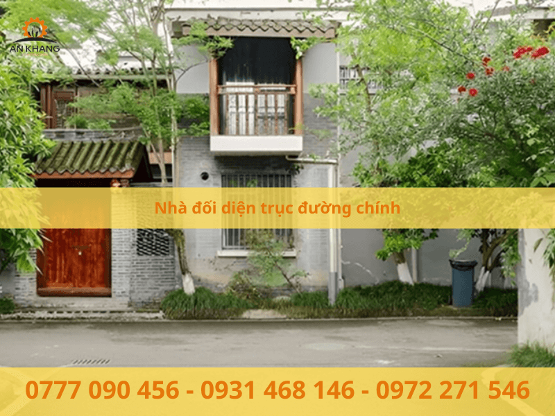 Nhà đối diện trục đường chính