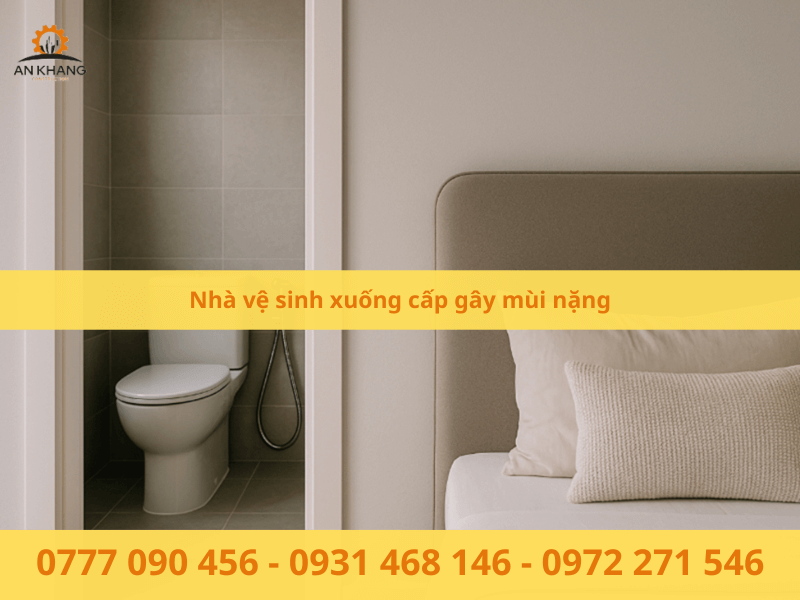 Nhà vệ sinh xuống cấp gây mùi nặng