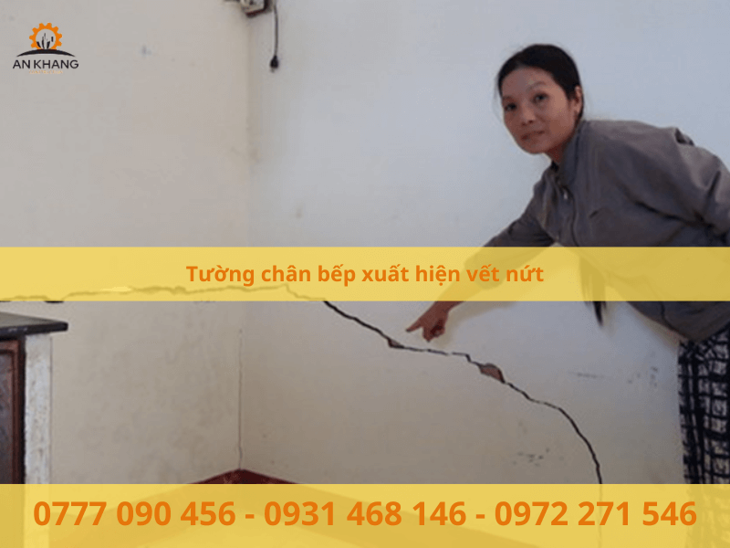 Tường chân bếp xuất hiện vết nứt
