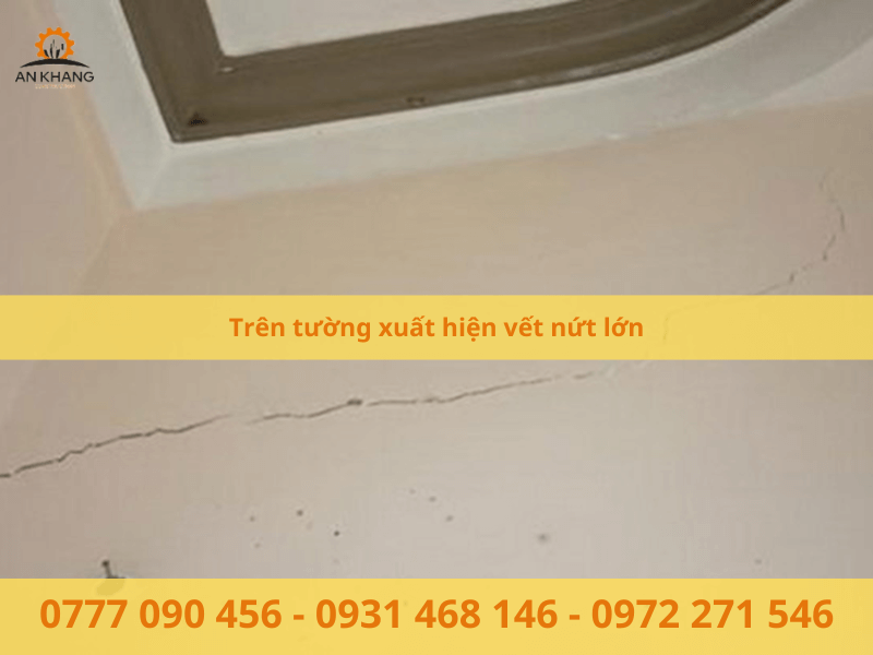 Trên tường xuất hiện vết nứt lớn