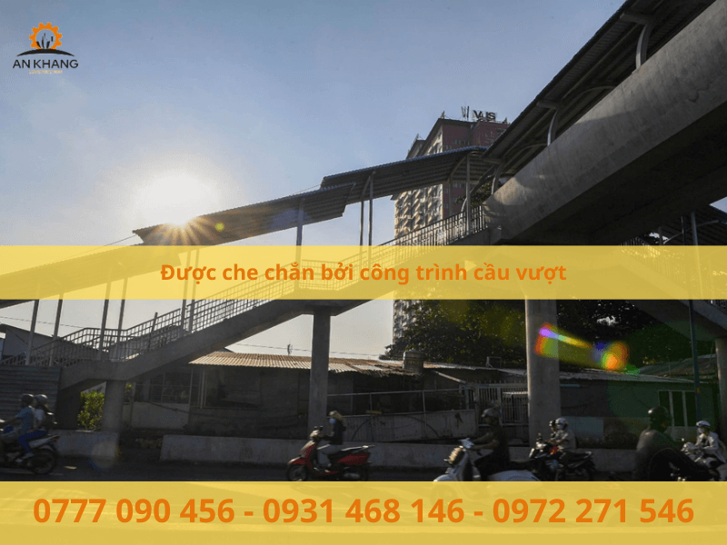 Được che chắn bởi công trình cầu vượt