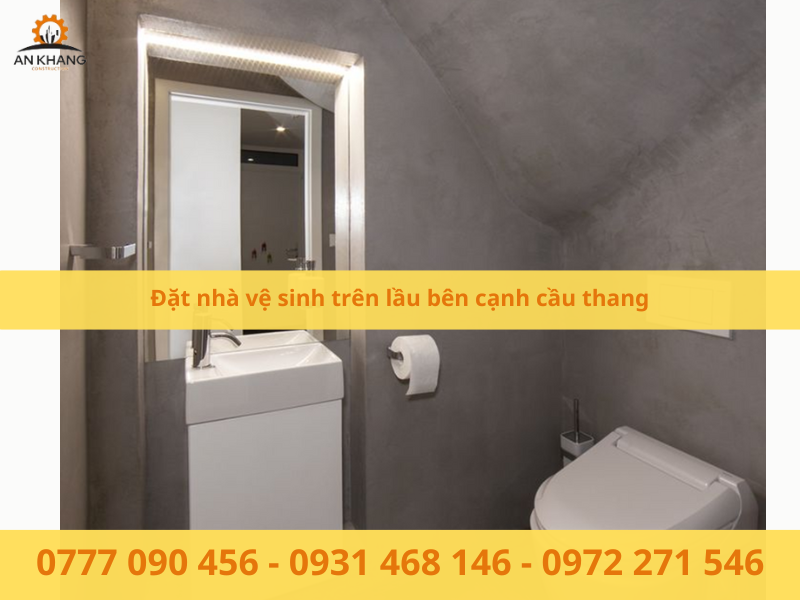 Đặt nhà vệ sinh trên lầu bên cạnh cầu thang