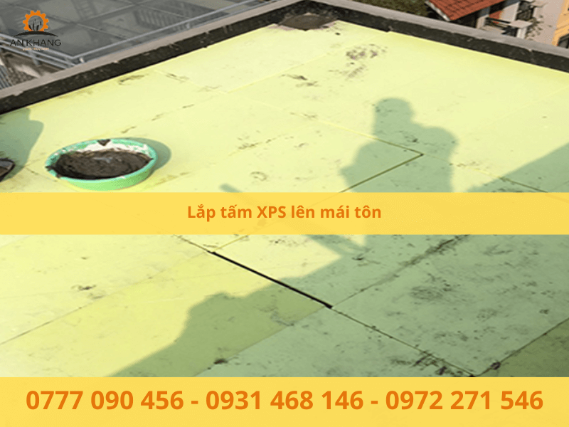 Lắp tấm XPS lên mái tôn