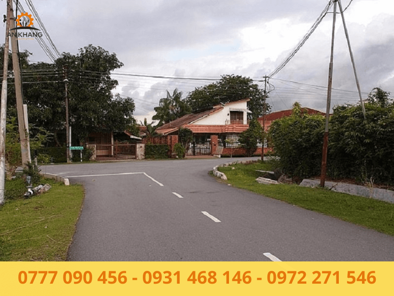 Ngã ba lệch đường đâm nhưng chéo với nhà