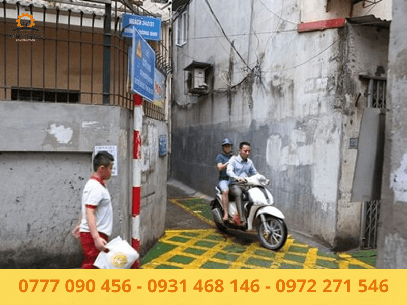 Nhà ở ngã ba nhưng trong hẻm nhỏ