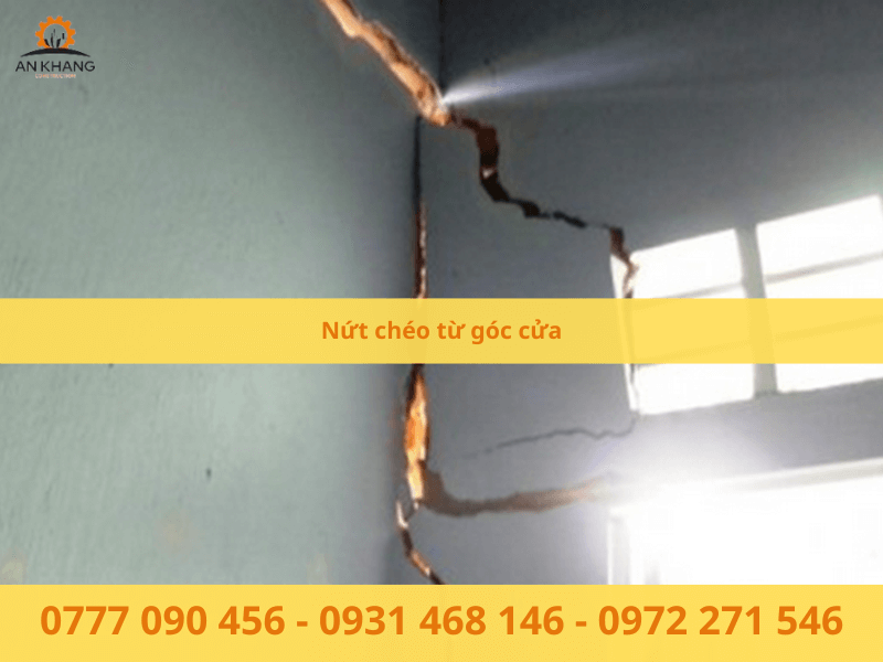 Nứt chéo từ góc cửa