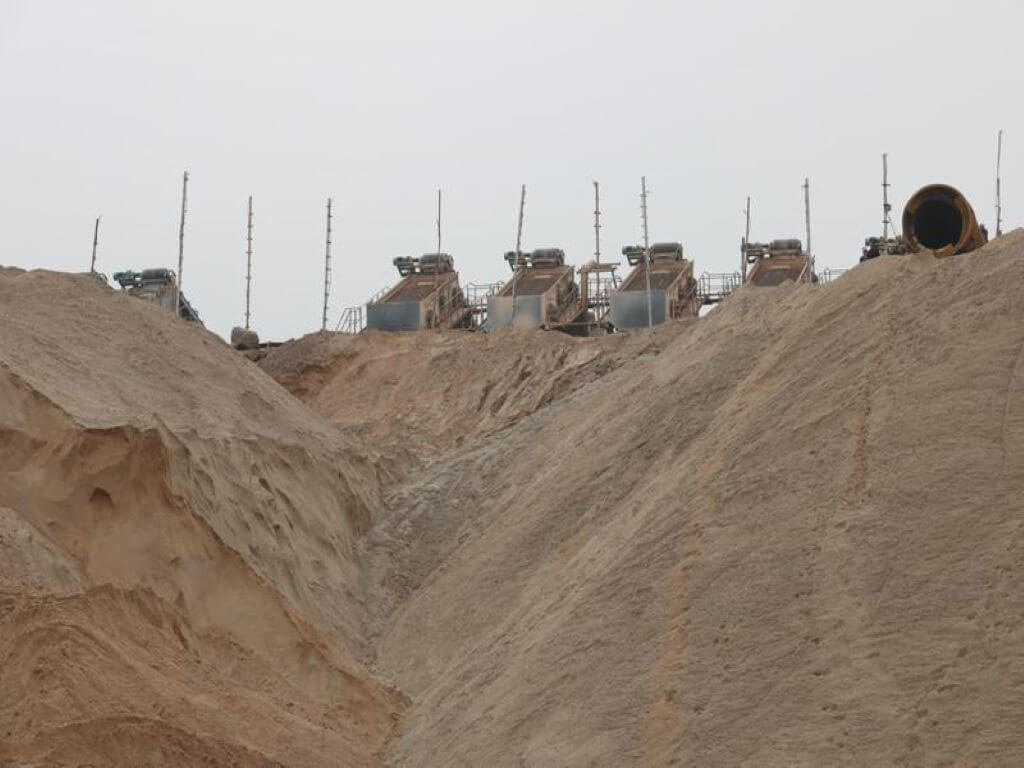 Tiêu chí so sánh giữa việc chọn đất và cát để san lấp